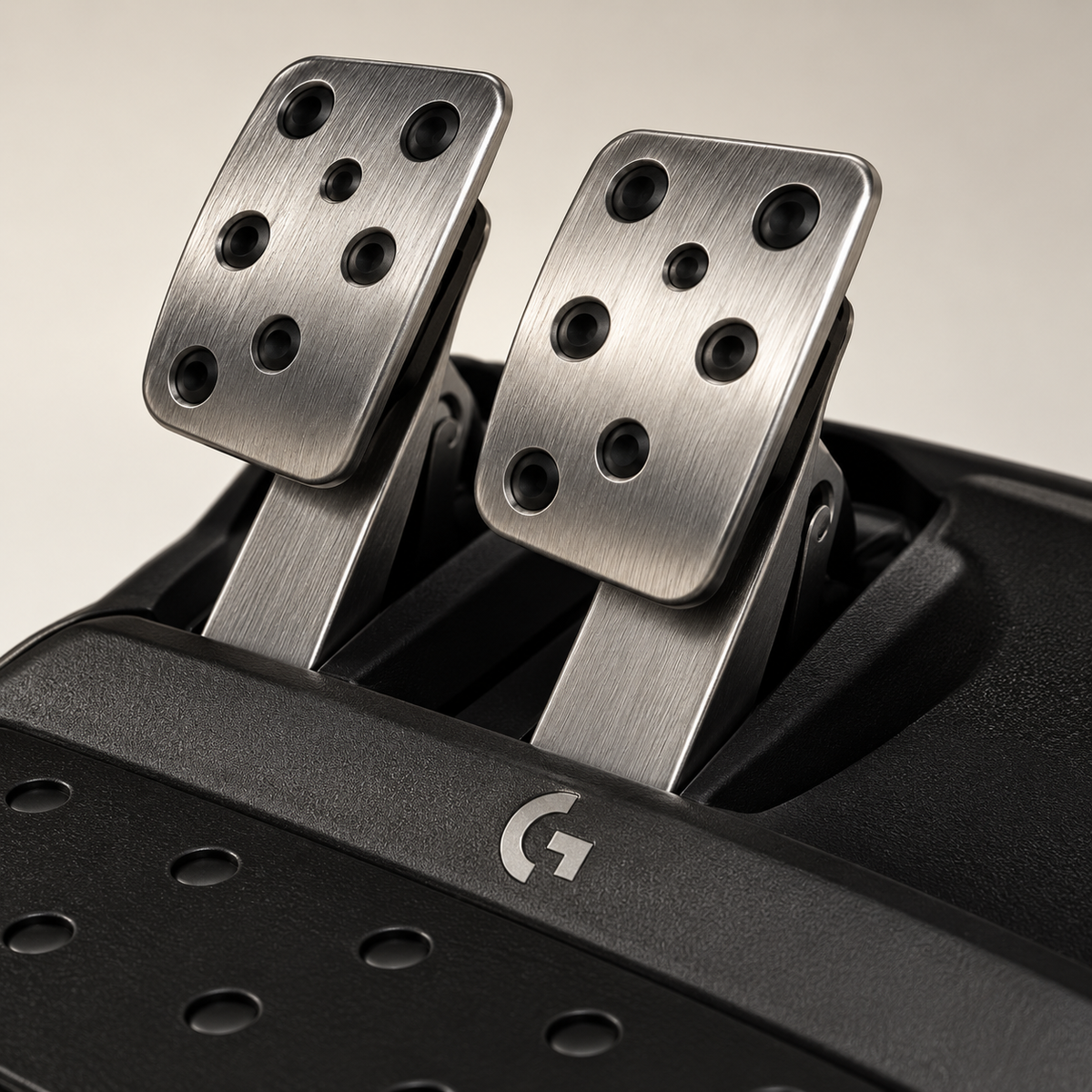 LOGITECH G923 RACING WHEL — GREY Studio detail
