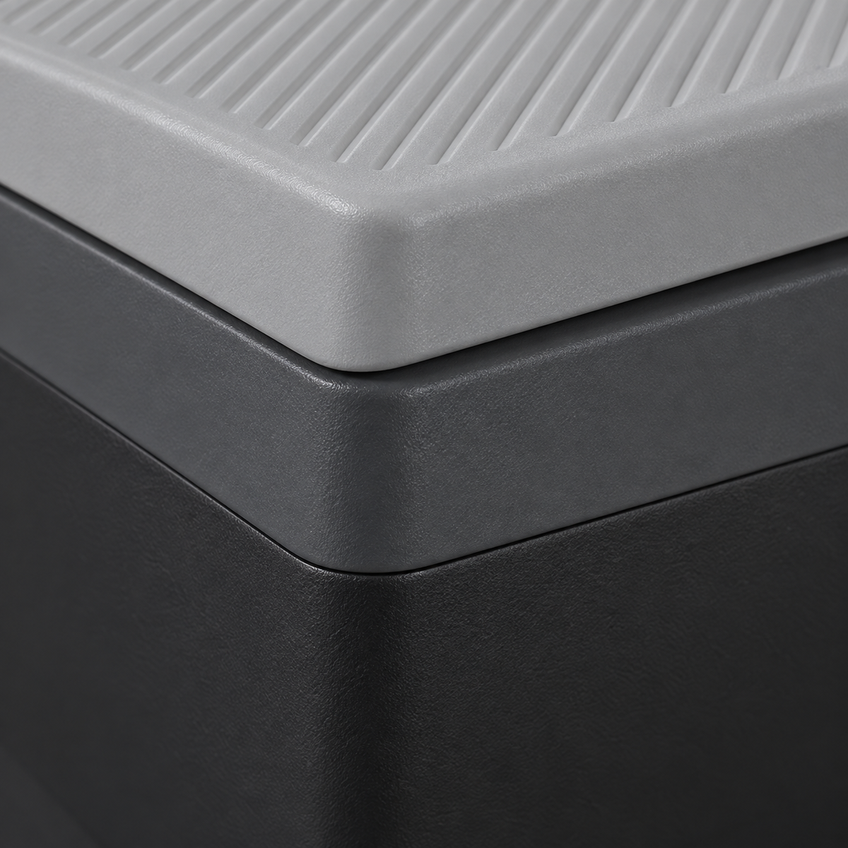 GREY Studio detail | Powerology Portable Outdoor Fridge & Ice Maker - Black | P90CARFRZ