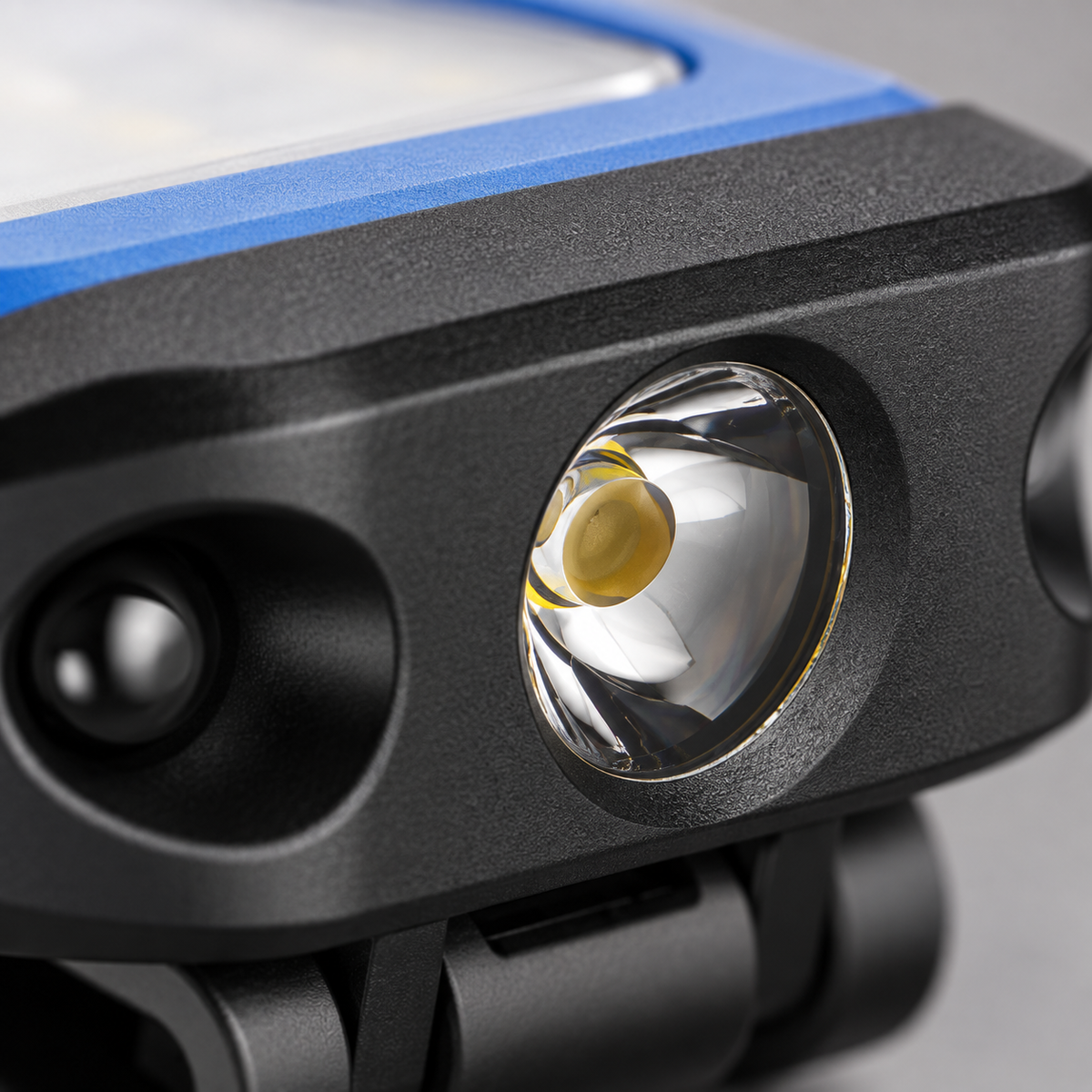 GREY Studio detail | Powerology Clip-on LED Light - Black | PCMPLGHT