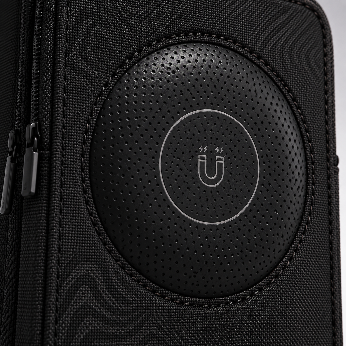 GREY Studio detail | Porodo Lifestyle Magnetic Water Bottle Sleeve - Black | PD-LFST158-BK